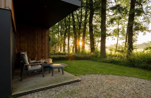 Kotten House | Holiday Villa Amalia 2 Deluxe is a 2-person holiday villa and features a private sauna. The home has one bedroom and is situated on a generous and beautifully located plot surrounded by nature.