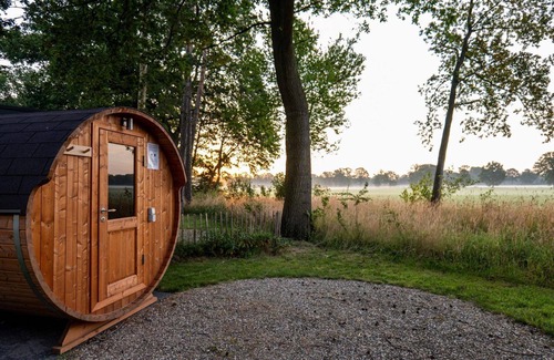 Kotten House | Holiday Villa Amalia 2 Deluxe is a 2-person holiday villa and features a private sauna. The home has one bedroom and is situated on a generous and beautifully located plot surrounded by nature.