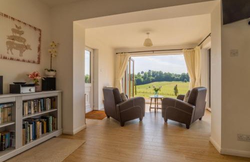 Chilworth House | Holly Cottage