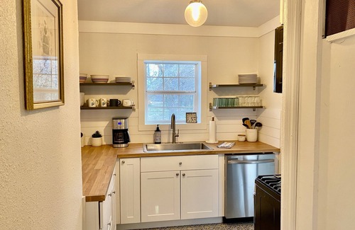 Coleman House | Hollywood House sits in a quiet neighborhood.