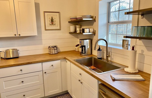 Coleman House | Hollywood House sits in a quiet neighborhood.