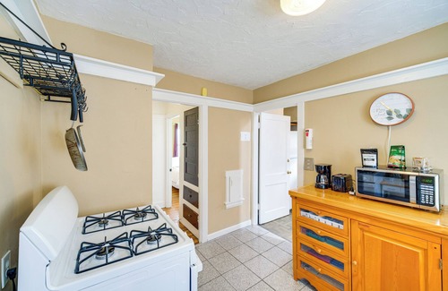 Lakewood Cottage | Home 2 Mi to Lakewood Park & Solstice Steps!