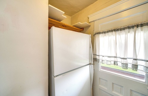 Lakewood Cottage | Home 2 Mi to Lakewood Park & Solstice Steps!