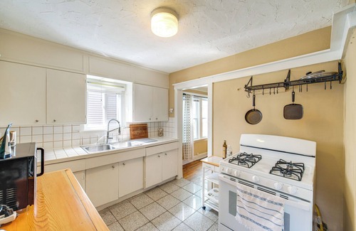 Lakewood Cottage | Home 2 Mi to Lakewood Park & Solstice Steps!