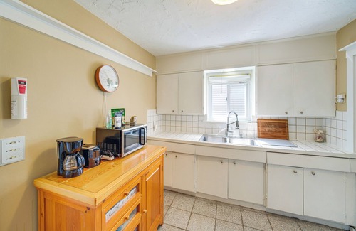 Lakewood Cottage | Home 2 Mi to Lakewood Park & Solstice Steps!