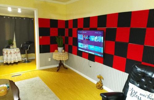 Red Deer House | Home Away from Home - Guest Suite 1