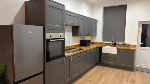 Failsworth House | Home-from-Home Near Etihad, Garden & Free Parking