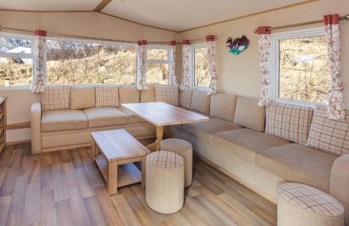 Hofn House | Home under a waterfall 7 mins from Glacier Lagoon