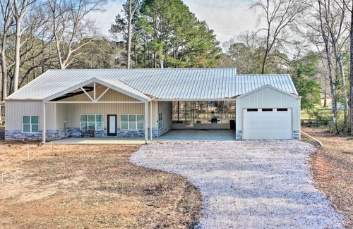 Hemphill House | Home with Screened Porch - Near Toledo Bend Lake!