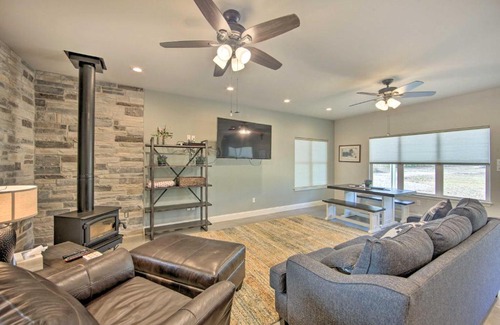 Hemphill House | Home with Screened Porch - Near Toledo Bend Lake!