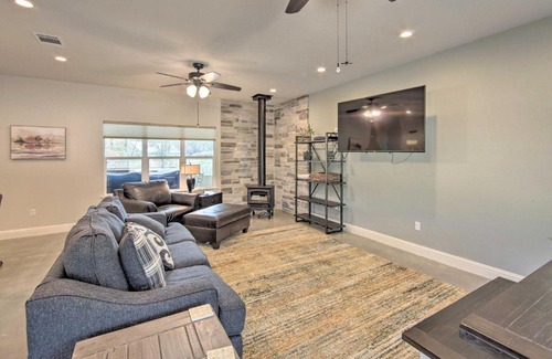 Hemphill House | Home with Screened Porch - Near Toledo Bend Lake!