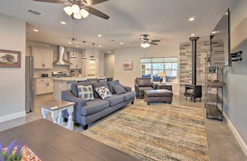 Hemphill House | Home with Screened Porch - Near Toledo Bend Lake!