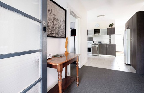 Newstead House | Homely Cottage: Near the City, Wi-Fi & Parking