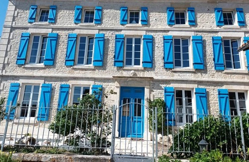 Saint-Mande-sur-Bredoire House | Homerez - Large house for 12 people with terrace in Saint-Mandé-sur-Brédoire