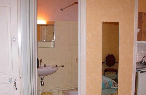 Neris-les-Bains Apartment | Homerez - Amazing studio for 2 ppl. with garden at Néris-les-Bains
