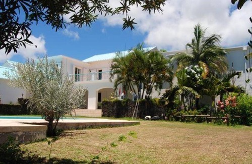 Trou d'Eau Douce Villa | Homerez - Big villa for 15 ppl. with swimming-pool at Trou D'Eau Douce, Flacq