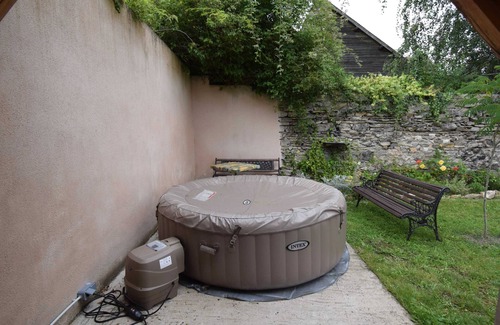 Souvigny House | Homerez - Charming house in Souvigny with jacuzzi
