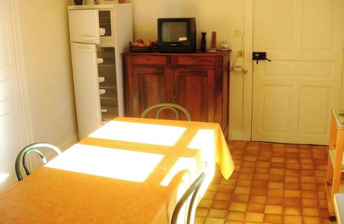 Chataigneraie Cantalienne Apartment | Homerez - Comfortable apartment in Vitrac - 40 m² - Garden view