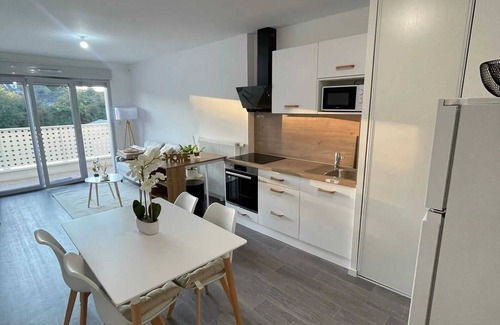 Chartres Apartment | Homerez - Cozy apartment in Chartres 52 m² balcony