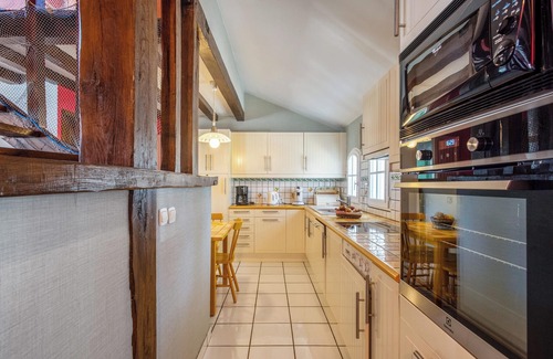 Bangor House | Homerez - Welcoming House in Bangor with Enclosed Garden and Fireplace