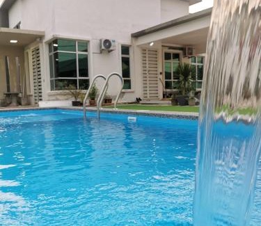 Malacca City House | Homestay 88A Melaka for 9 pax with Private Pool, Smart TV, Netflix and Wifi
