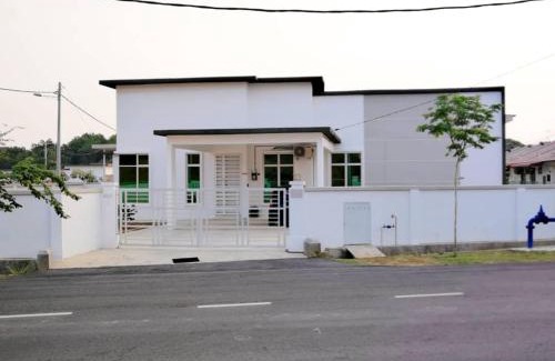 Malacca City House | Homestay 88A Melaka for 9 pax with Private Pool, Smart TV, Netflix and Wifi