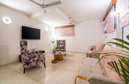 New Friends Colony Apartment | Homlee-Excellency Large 4BHK-South Delhi- NFC