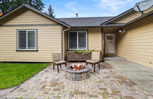 Bonney Lake Villa | HoneyHomes Spectacular View Home with Amenities