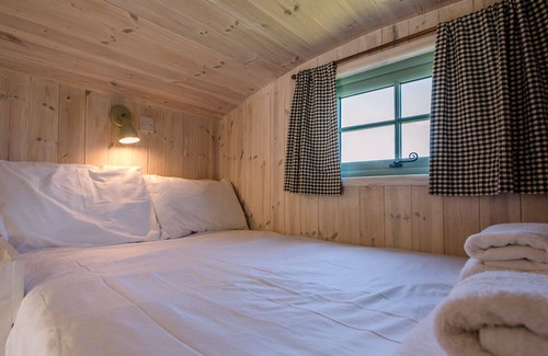 Monk Soham Cabin | Honeysuckle Farm Hut 6 - Suffolk Farm Holidays