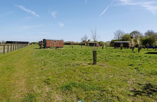 Monk Soham Cabin | Honeysuckle Farm Hut 6 - Suffolk Farm Holidays