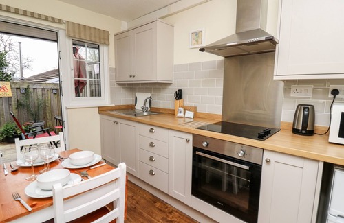 Crossgates Cottage | HONEYSUCKLE COTTAGE, pet friendly, with a garden in Crossgates