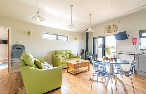 Cheddar Cabin | Honeysuckle lodge - sleeps 4/5 with wood burner and private hot tub