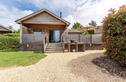 Cheddar Cabin | Honeysuckle lodge - sleeps 4/5 with wood burner and private hot tub