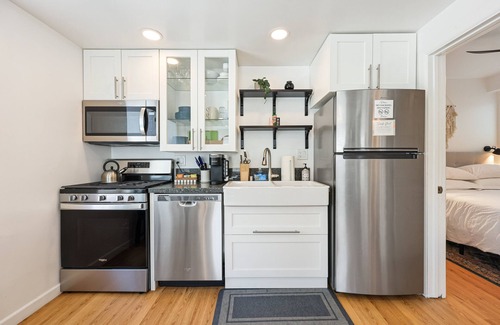 Barrio Logan Apartment | Hot Tub/1mi to Downtown/3mi to Coronado/Wifi 300mb+/BBQgrill/Fire Pit/Harborside