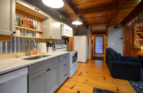 Campton Apartment | Hot Tub | Arcade | WiFi | Whispering Winds - RRG!