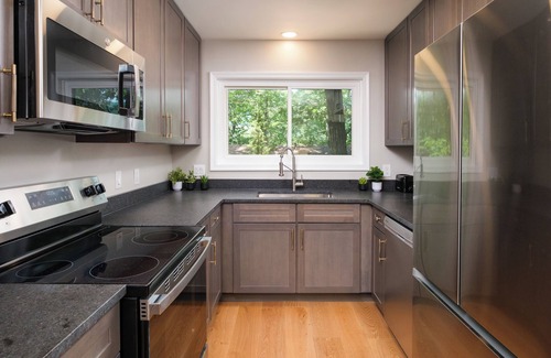 McGaheysville House | Hot Tub, Fire pit, Close to Slopes!