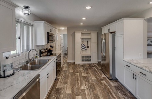 Brainerd House | Hot Tub, Game Room, Kayaks, Pool Table, Disk Golf, Great Fishing!