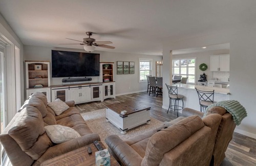 Brainerd House | Hot Tub, Game Room, Kayaks, Pool Table, Disk Golf, Great Fishing!