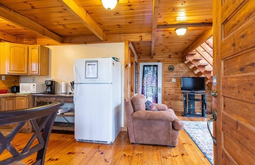 Campton Apartment | Hot Tub - Hillside Loft - Red River Gorge, KY