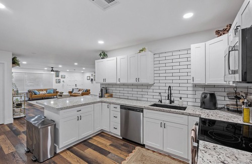 Tempe House | Hot Tub & Pool Getaway Near the Lakes – Prime Spot