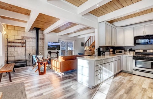 Christmas Valley House | Hot tub + Pool Table + Good Vibes