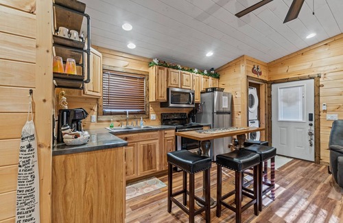 Whittier Cabin | Hot Tub! Sleeps 5! Dog friendly w/View. Near Polar Express, WCU, Casino