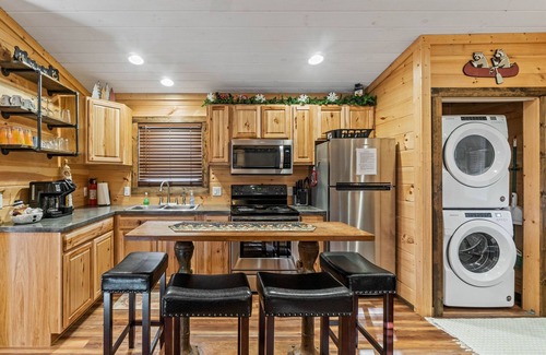 Whittier Cabin | Hot Tub! Sleeps 5! Dog friendly w/View. Near Polar Express, WCU, Casino