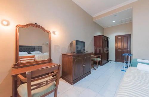 Cilimus Hotel | Hotel Ayong Linggarjati Kuningan Mitra RedDoorz