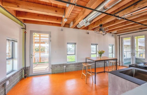 Logan Heights Hotel | Hotel Narcissus - Room 6