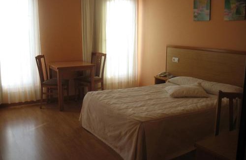 Santa Maria del Paramo Hotel | Hotel Reyes De León