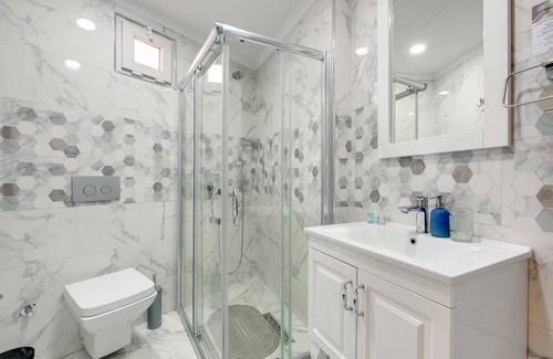 Cekirge Mahallesi House | Hotel Room w Balcony and Shared Terrace in Bursa