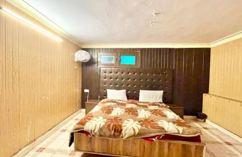 The Mall Road Hotel | HOTEL USHA PALACE ! MUSSOORIE होटल उषा पैलेस ஹோட்டல் உஷா பேலஸ் હોટેલ ઉષા પેલેસ ਹੋਟਲ ਊਸ਼ਾ ਪੈਲੇਸ near mall road hotel-with-mountain-view Spacious-Room-with-wi-fi-and-Parking-availability, best hotel in Mussoorie