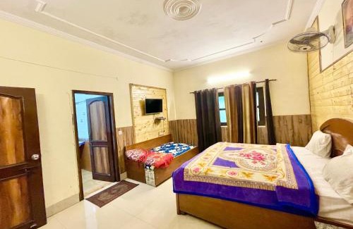 The Mall Road Hotel | HOTEL USHA PALACE ! MUSSOORIE होटल उषा पैलेस ஹோட்டல் உஷா பேலஸ் હોટેલ ઉષા પેલેસ ਹੋਟਲ ਊਸ਼ਾ ਪੈਲੇਸ near mall road hotel-with-mountain-view Spacious-Room-with-wi-fi-and-Parking-availability, best hotel in Mussoorie