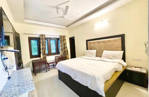 The Mall Road Hotel | HOTEL USHA PALACE ! MUSSOORIE होटल उषा पैलेस ஹோட்டல் உஷா பேலஸ் હોટેલ ઉષા પેલેસ ਹੋਟਲ ਊਸ਼ਾ ਪੈਲੇਸ near mall road hotel-with-mountain-view Spacious-Room-with-wi-fi-and-Parking-availability, best hotel in Mussoorie